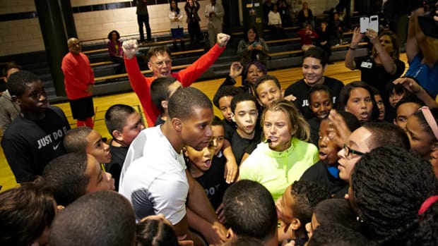 Giants Wideout Victor Cruz Inspires New York City Kids